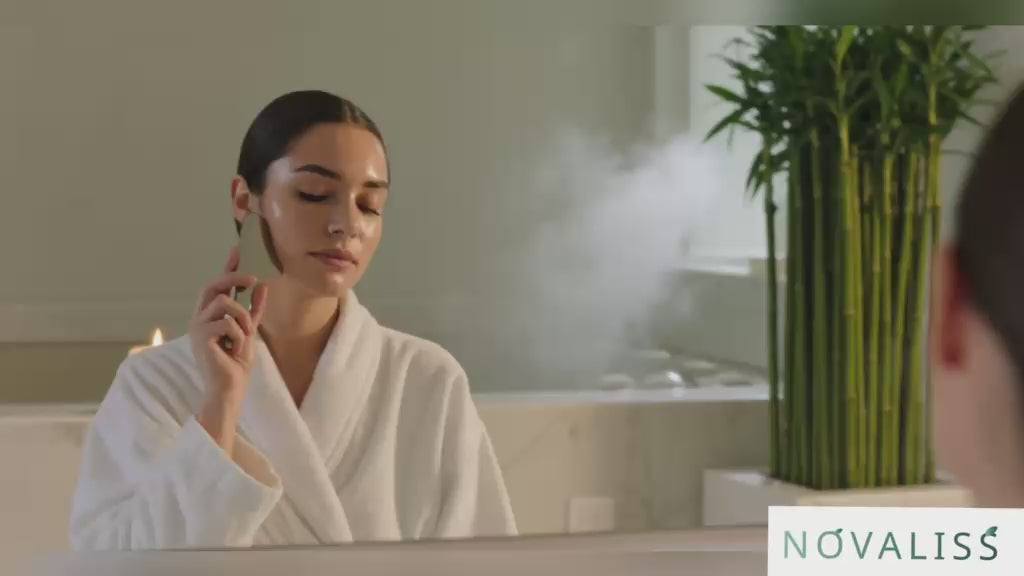 Charger la vidéo : Rituel gua sha inox Novaliss — massage facial drainant pour une peau lumineuse et raffermie